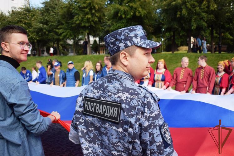 Росгвардейцы в Нижним Новгороде отметили День Государственного флага России