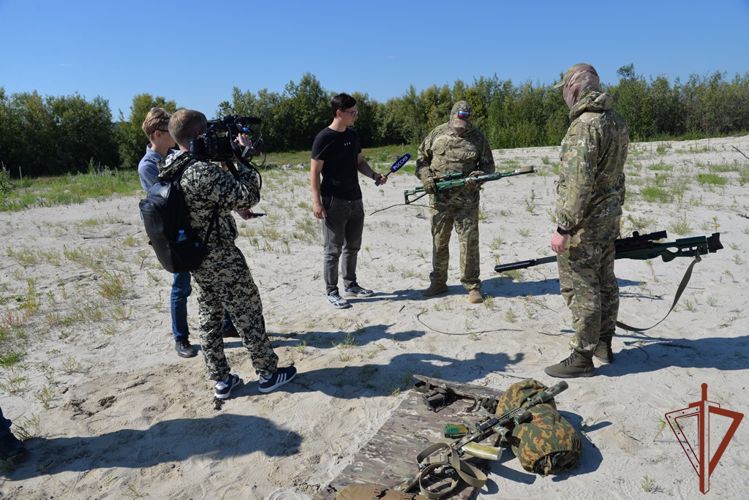 Росгвардия познакомила журналистов Югры с профессией снайпера (видео)