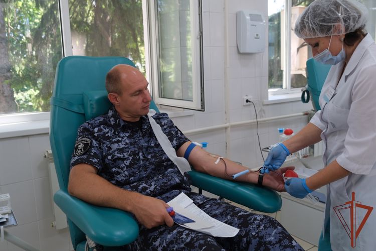 Росгвардейцы поддержали донорскую акцию «От сердца к сердцу» в Курске