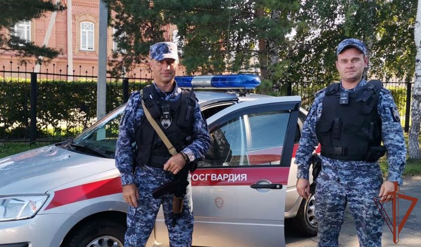 Росгвардейцы в Новосибирской области с помощью грузовика спасли людей из огня
