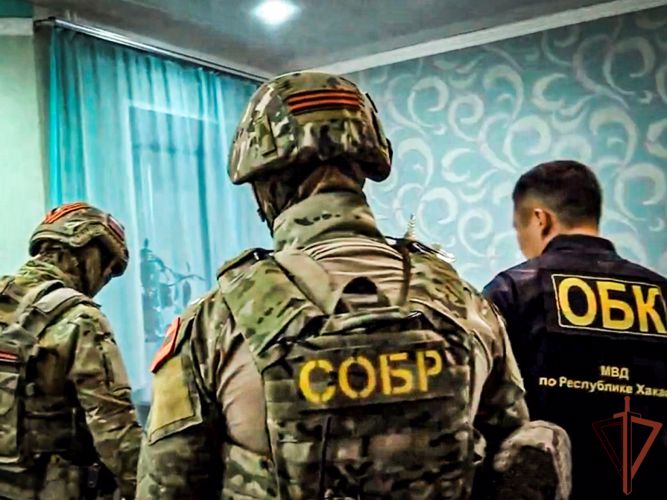 Спецназ Росгвардии задержал в Хакасии  подозреваемого в мошенничестве 