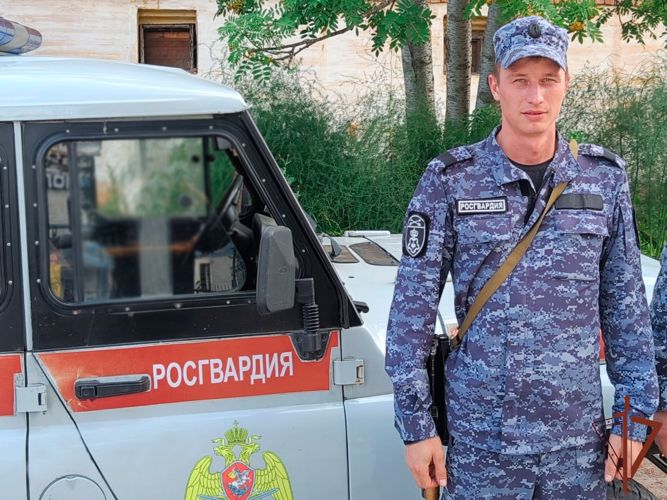 Росгвардеец оказал медпомощь получившему солнечный удар жителю Кемеровской области 