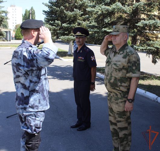 Командующий Приволжским округом проинспектировал Управление Росгвардии по Саратовской области 