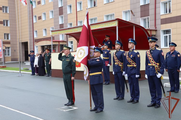 Боевое знамя авиационной эскадрильи вручил командующий Сибирским округом Росгвардии в Новосибирске