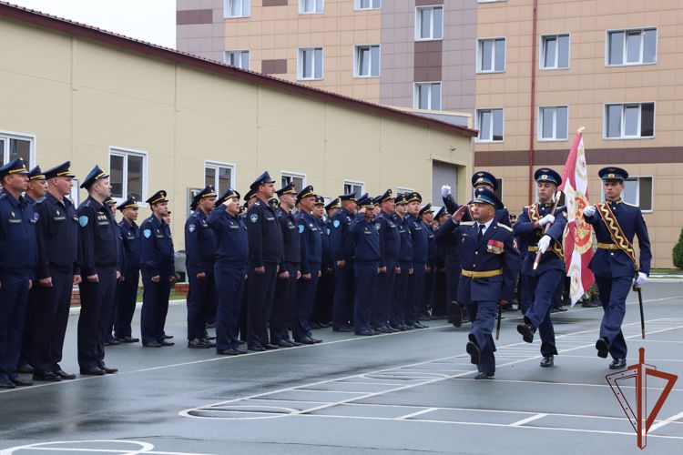 Боевое знамя авиационной эскадрильи вручил командующий Сибирским округом Росгвардии в Новосибирске
