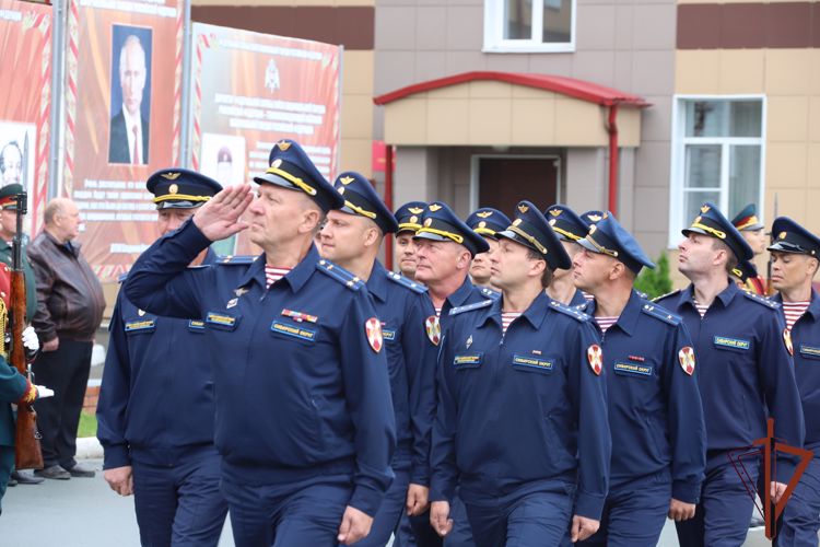 Боевое знамя авиационной эскадрильи вручил командующий Сибирским округом Росгвардии в Новосибирске