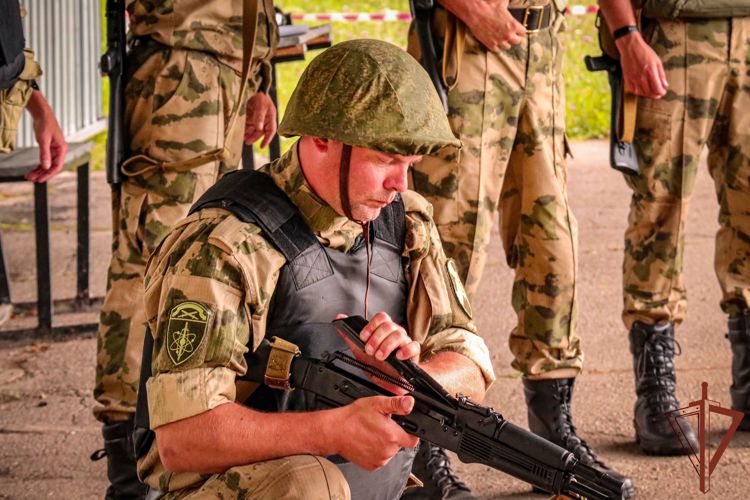 Росгвардейцы участвуют в подготовке призванных из запаса граждан в Ленинградской области