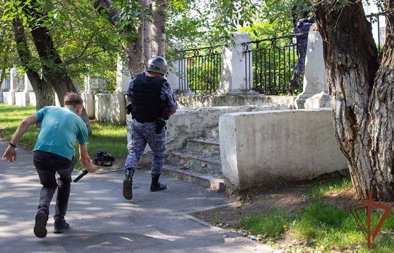 Росгвардейцы продемонстрировали журналистам из Челябинска действия  по сигналу «Тревога» (видео)
