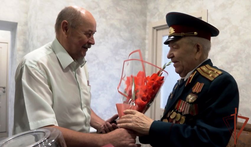Росгвардейцы поздравили с 98-летием ветерана Великой Отечественной войны в Тюмени