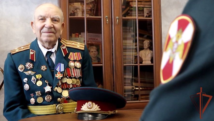 Росгвардейцы поздравили с 98-летием ветерана Великой Отечественной войны в Тюмени