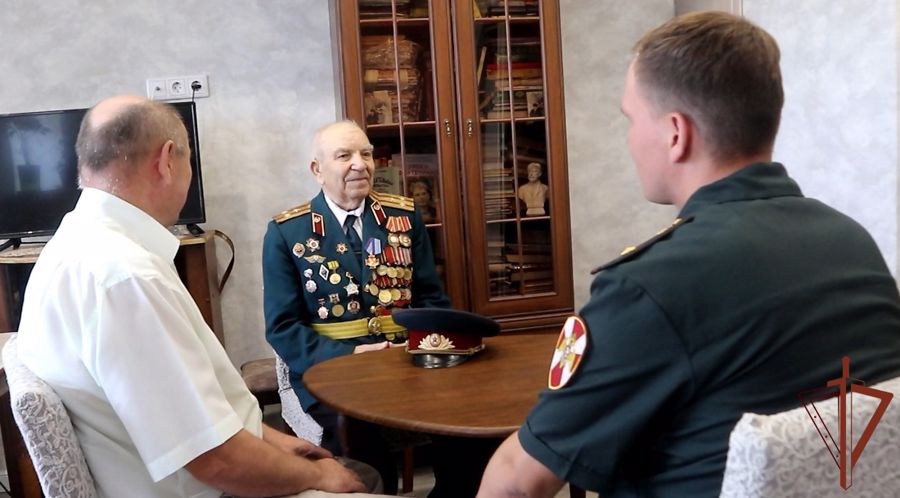 Росгвардейцы поздравили с 98-летием ветерана Великой Отечественной войны в Тюмени