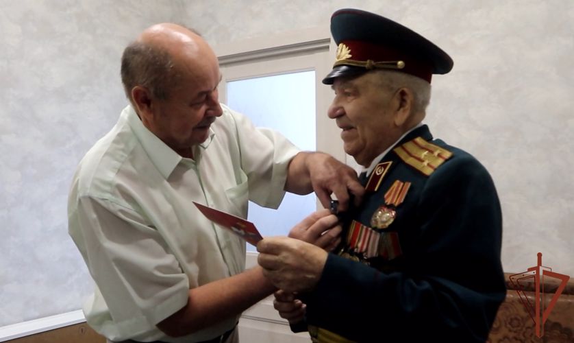 Росгвардейцы поздравили с 98-летием ветерана Великой Отечественной войны в Тюмени