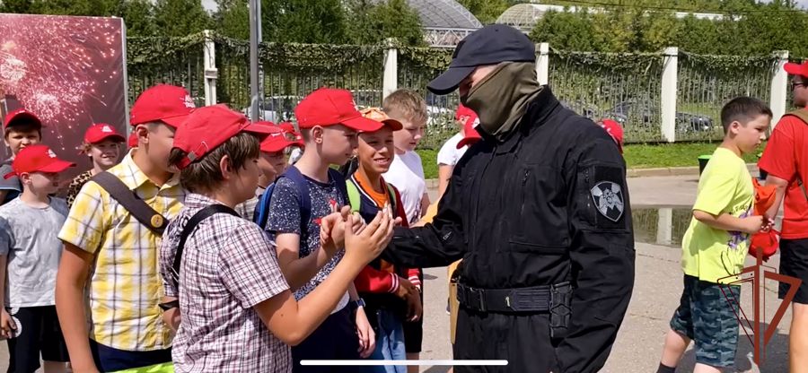 Акцию «Каникулы с Росгвардией» провели сотрудники СОБР «Столица» на Поклонной горе в Москве