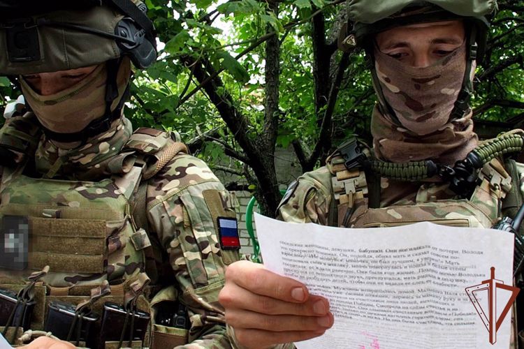 Росгвардейцы — участники СВО получили письма от школьников Новосибирской области 