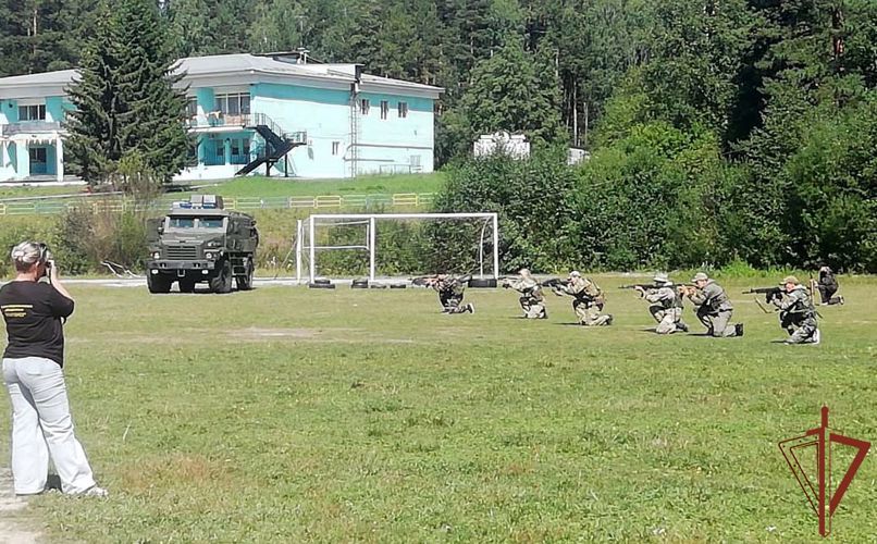 Бойцы ОМОН «Таганай» в рамках акции «Каникулы с Росгвардией» провели для своих подшефных «Зарницу»