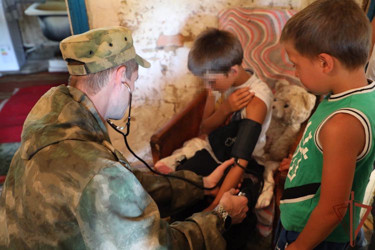 Росгвардейцы взяли шефство над многодетной семьей из ЛНР 