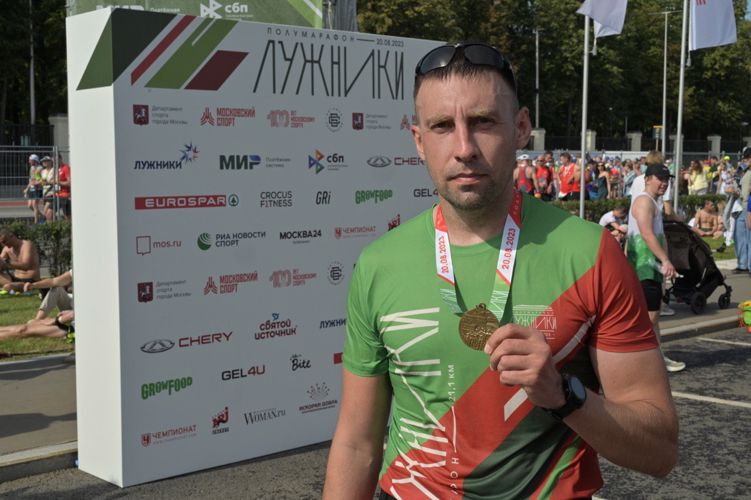 Росгвардеец принял участие в московском полумарафоне в Лужниках