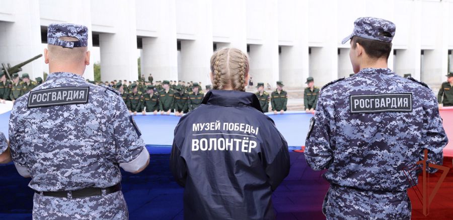 Росгвардейцы из Москвы приняли участие в праздновании дня Государственного флага 