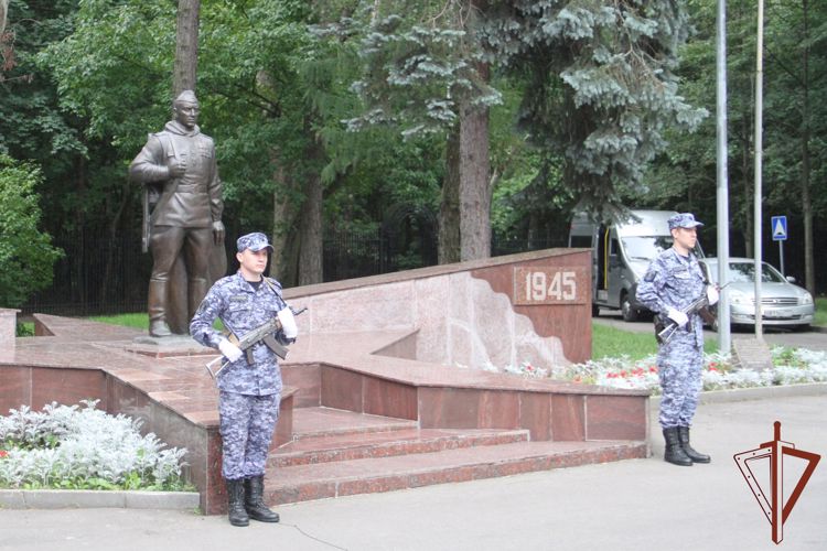 Росгвардейцы в Москве почтили память героев Курской битвы