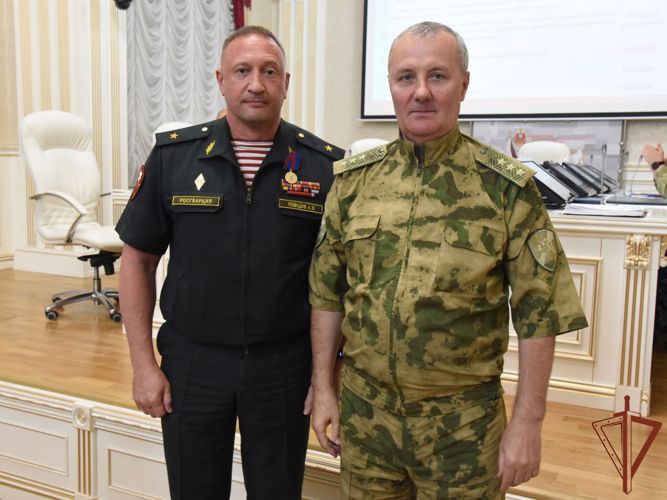 Командующий Сибирским округом Росгвардии вручил государственные награды военнослужащим