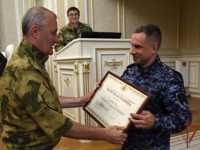 Командующий Сибирским округом Росгвардии вручил государственные награды военнослужащим