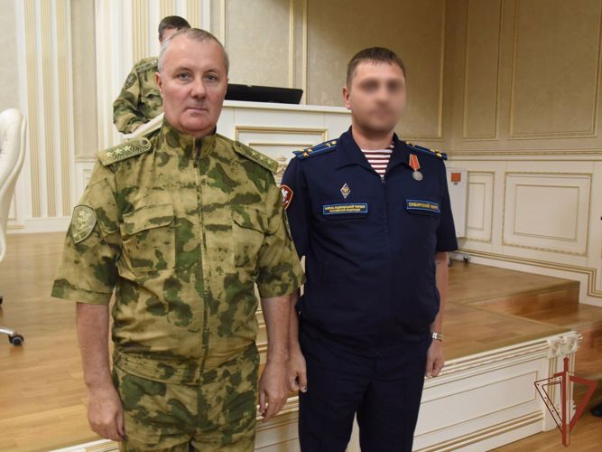 Командующий Сибирским округом Росгвардии вручил государственные награды военнослужащим