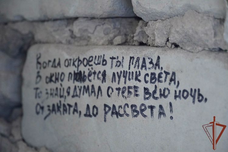 К 80-летию Победы в Курской битве росгвардейцы написали стихи о ВОВ на блокпосту в ДНР 