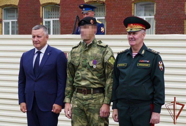 Командующий Сибирским округом Росгвардии вручил Боевое знамя авиационной эскадрильи в Иркутске