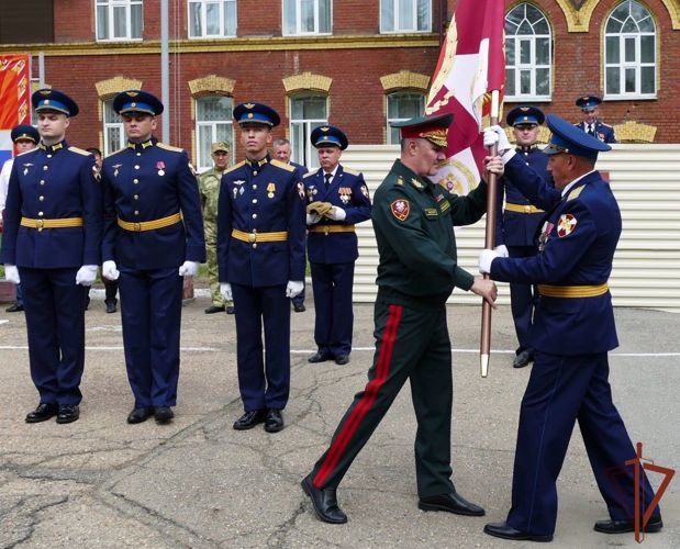 Командующий Сибирским округом Росгвардии вручил Боевое знамя авиационной эскадрильи в Иркутске