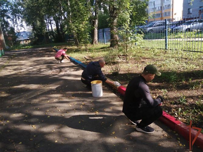 Росгвардейцы оказали помощь в благоустройстве игровой площадки в подшефном детском доме в Томске