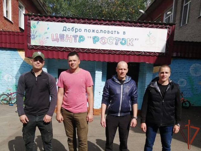 Росгвардейцы оказали помощь в благоустройстве игровой площадки в подшефном детском доме в Томске