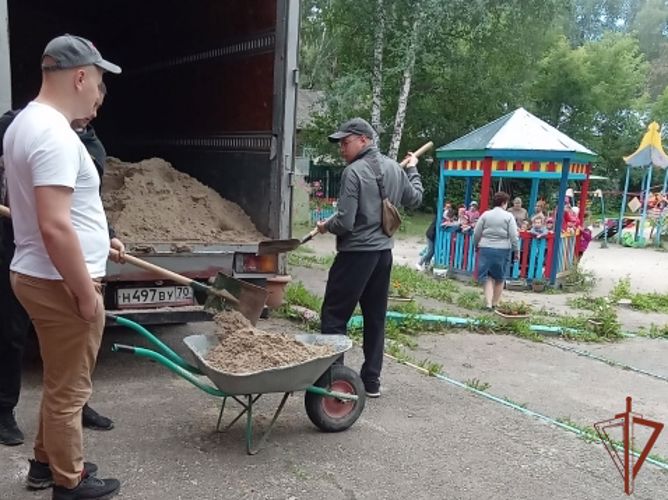Росгвардейцы оказали помощь в благоустройстве игровой площадки в подшефном детском доме в Томске