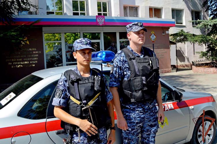 Патруль Росгвардии в Крыму пришел на помощь потерявшейся девочке