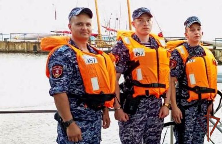 Росгвардейцы пришли на помощь попавшей в шторм группе туристов
