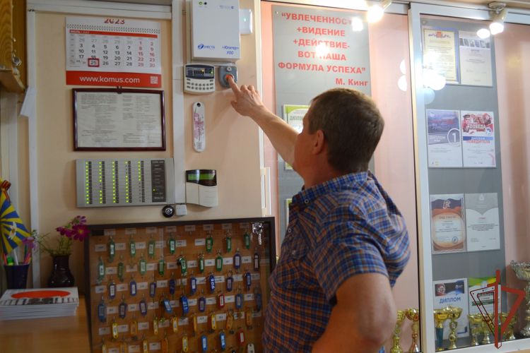 Росгвардия провела учебную тренировку в новгородской гимназии