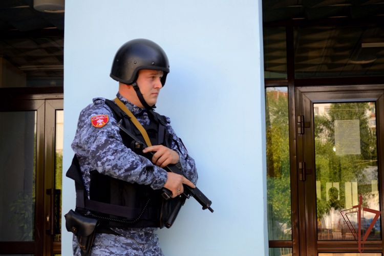 Росгвардия провела учебную тренировку в новгородской гимназии