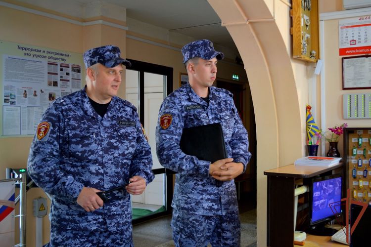 Росгвардия провела учебную тренировку в новгородской гимназии