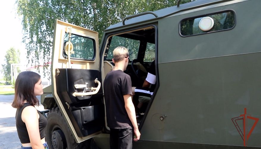 Сотрудники ОМОН участвуют в проекте «Каникулы с Росгвардией» в Тюмени