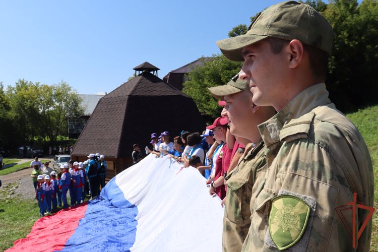 В Сибирском округе Росгвардии прошли праздничные мероприятия приуроченные Дню государственного флага