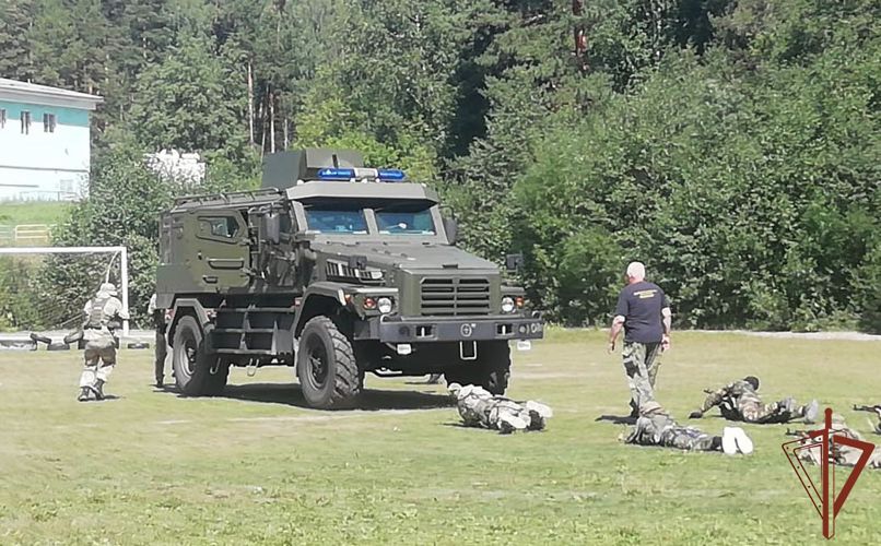 Бойцы ОМОН «Таганай» в рамках акции «Каникулы с Росгвардией» провели для своих подшефных «Зарницу»