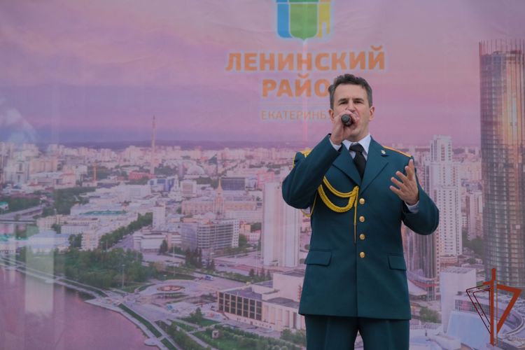 Творческие коллективы Уральского округа Росгвардии поздравили жителей Екатеринбурга с 300-летием города (видео)