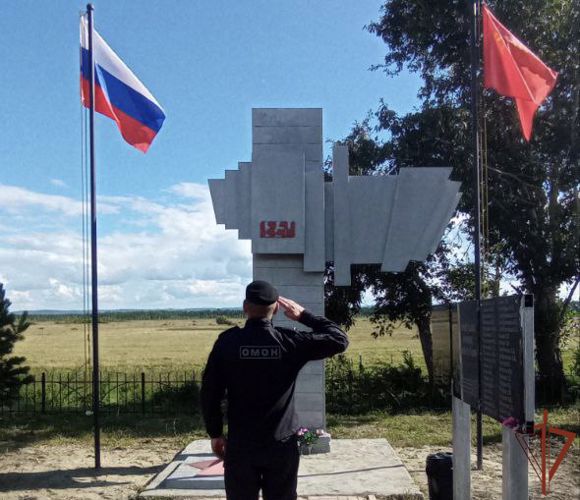 В рамках акции «Добрые дела с Росгвардией» офицер ОМОН облагородил мемориал памяти в Иркутской области