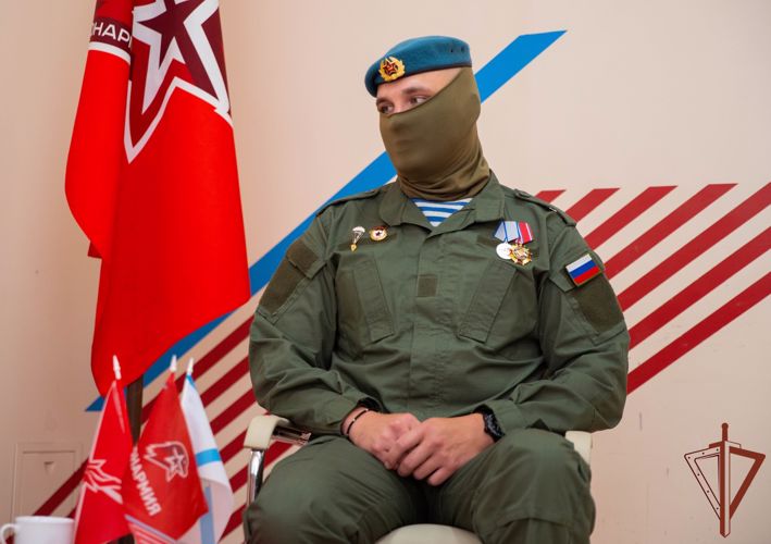 Спецназовец Росгвардии из Архангельска рассказал юным патриотам о службе в ВДВ