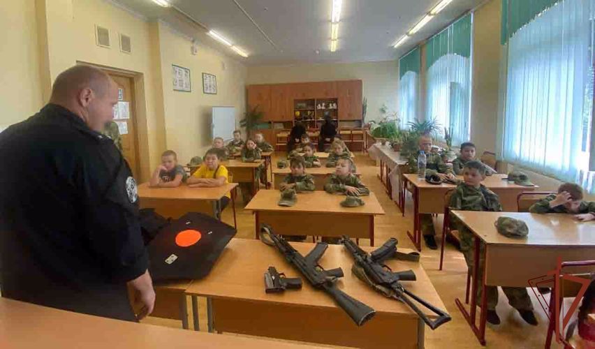 Занятие ко Дню физкультурника провел спецназ Росгвардии для детей