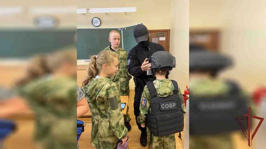 Занятие ко Дню физкультурника провел спецназ Росгвардии для детей