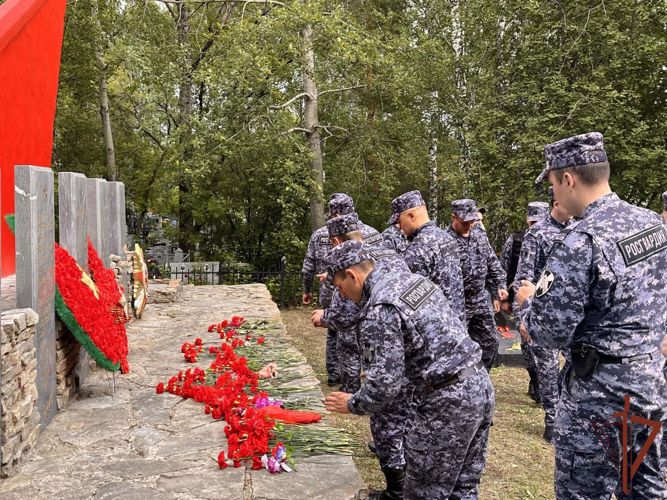 Росгвардейцы на Урале почтили память погибших в Курской битве
