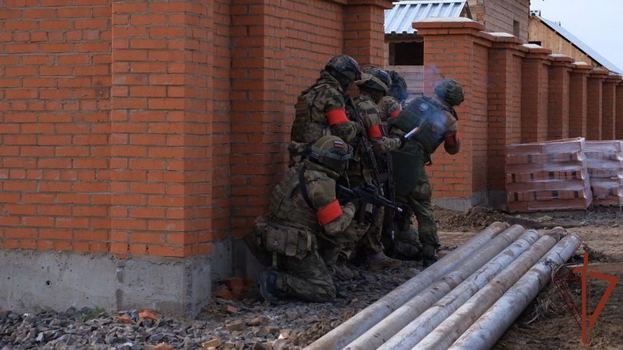 Росгвардейцы продемонстрировали свои навыки журналистам и блогерам в Кузбассе