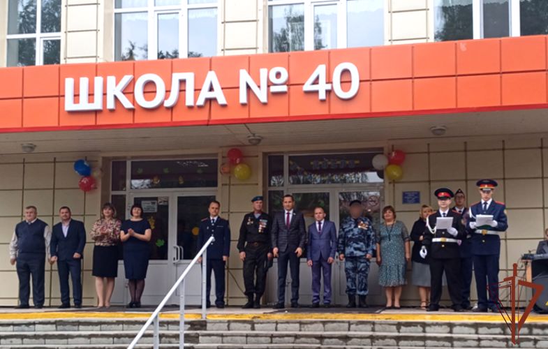 Росгвардейцы в День знаний провели для уральских школьников открытые уроки