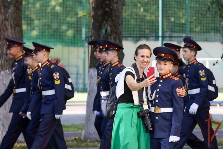 В День знаний ветераны Росгвардии провели уроки мужества в МПКУ им. М.А. Шолохова 