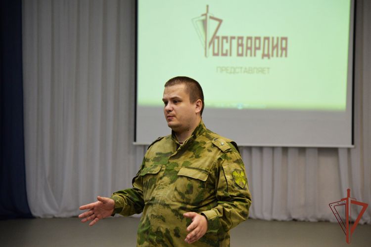 Военнослужащие Уральского округа Росгвардии рассказали подшефным школьникам о генерале Анатолии Романове